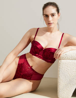 marksandspencer_Valentyn2023_T81_6434H_hedvabna korzetova podprsenka Rosie s kosticemi a potiskem ruzi_cervena_1099Kc_modelka2.jpg